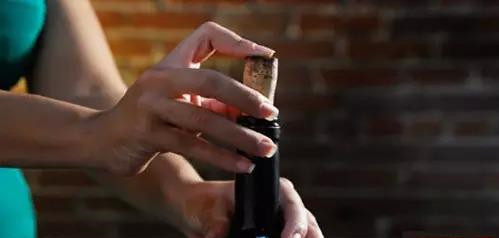 一把金钥匙——开非常老的葡萄酒有什么技巧？ 